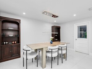 Dining - 1.5 miles 5 min 🚗 to beaches, King Beds, BBQ, Nintendo Switch 🎮, Pet friendly 🐶. (Naples)