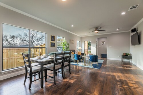 Modern 4 Bed - By Dallas Zoo & Reunion Tower