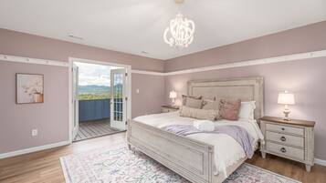 6 bedrooms, desk, iron/ironing board, travel crib