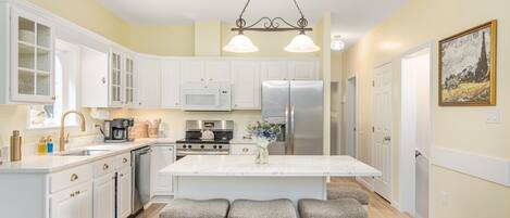 Kylskåp, mikrovågsugn, ugn och spishäll