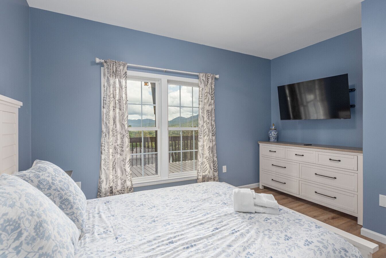 6 habitaciones, escritorio y tabla de planchar con plancha 