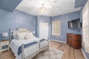 6 Schlafzimmer, Schreibtisch, Bügeleisen/Bügelbrett, Reisekinderbett