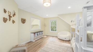 6 bedrooms, desk, iron/ironing board, travel crib