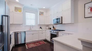 Rumah, Beberapa Tempat Tidur, dapur, pemandangan kebun (Mary Margaret Cottage) | Dapur pribadi | Lemari es, microwave, oven, dan kompor