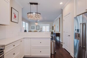 House, Multiple Beds, Kitchen, Garden View (Mary Margaret Cottage) | Private kitchen | Fridge, microwave, oven, stovetop