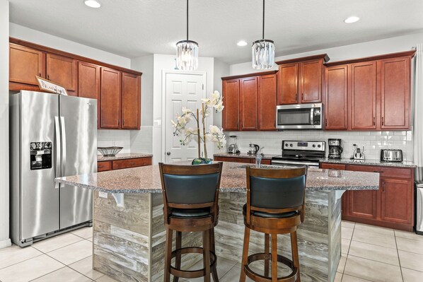 Private kitchen - 5BR Pool Home, Near Disney, Orlando (Kissimmee)