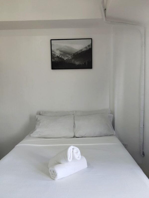 Iron/ironing board, bed sheets, wheelchair access