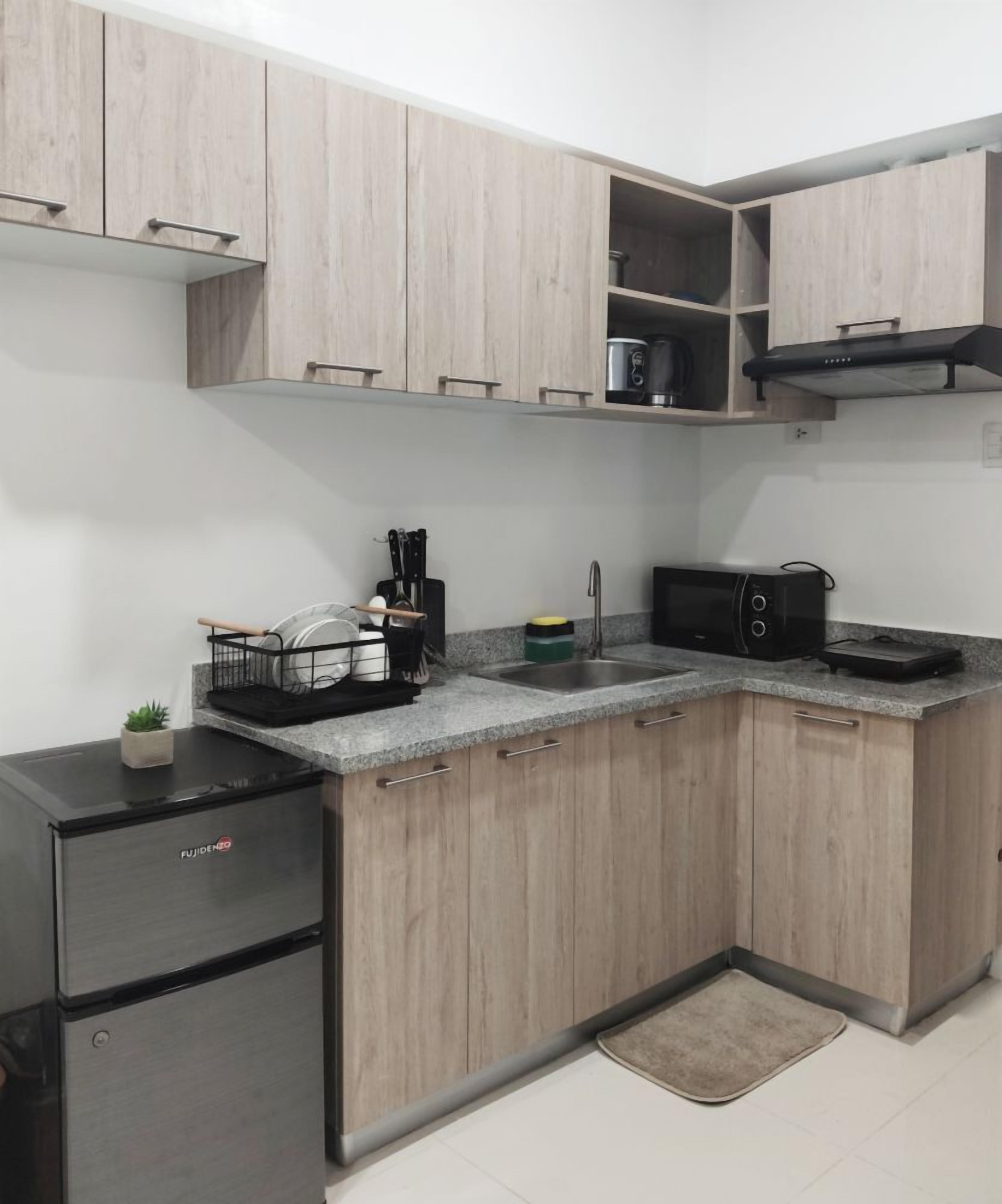 Kühlschrank, Mikrowelle, Herdplatte, Kochgeschirr/Geschirr/Besteck