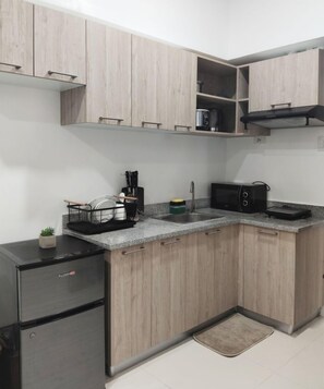 Microwave, stovetop, cookware/dishes/utensils