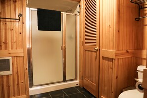 Sèche-cheveux, serviettes fournies, savon, shampoing