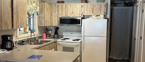 Réfrigérateur, four à micro-ondes, un four, surface de cuisson