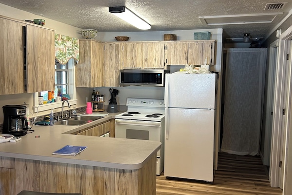 Geladeira, micro-ondas, fogão, cooktop