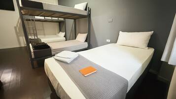 Familjerum | Arbetsyta för laptop, gratis wi-fi och sängkläder