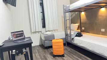 Basic trippelrum | Arbetsyta för laptop, gratis wi-fi och sängkläder