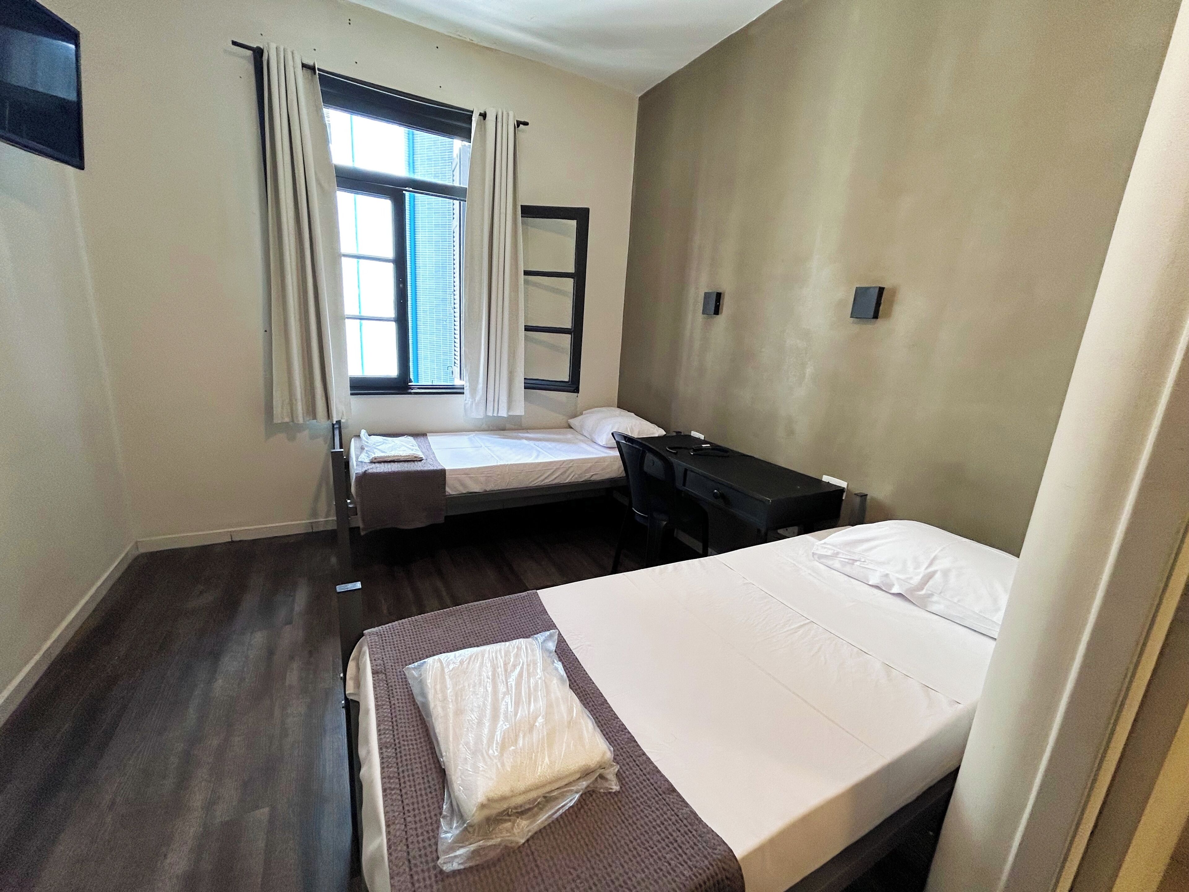 Habitación estándar con 2 camas individuales | Espacio para trabajar con laptop, wifi gratis y ropa de cama 