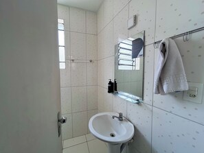 標準雙人房 | 浴室 | 淋浴設備、提供毛巾、番梘、洗頭水