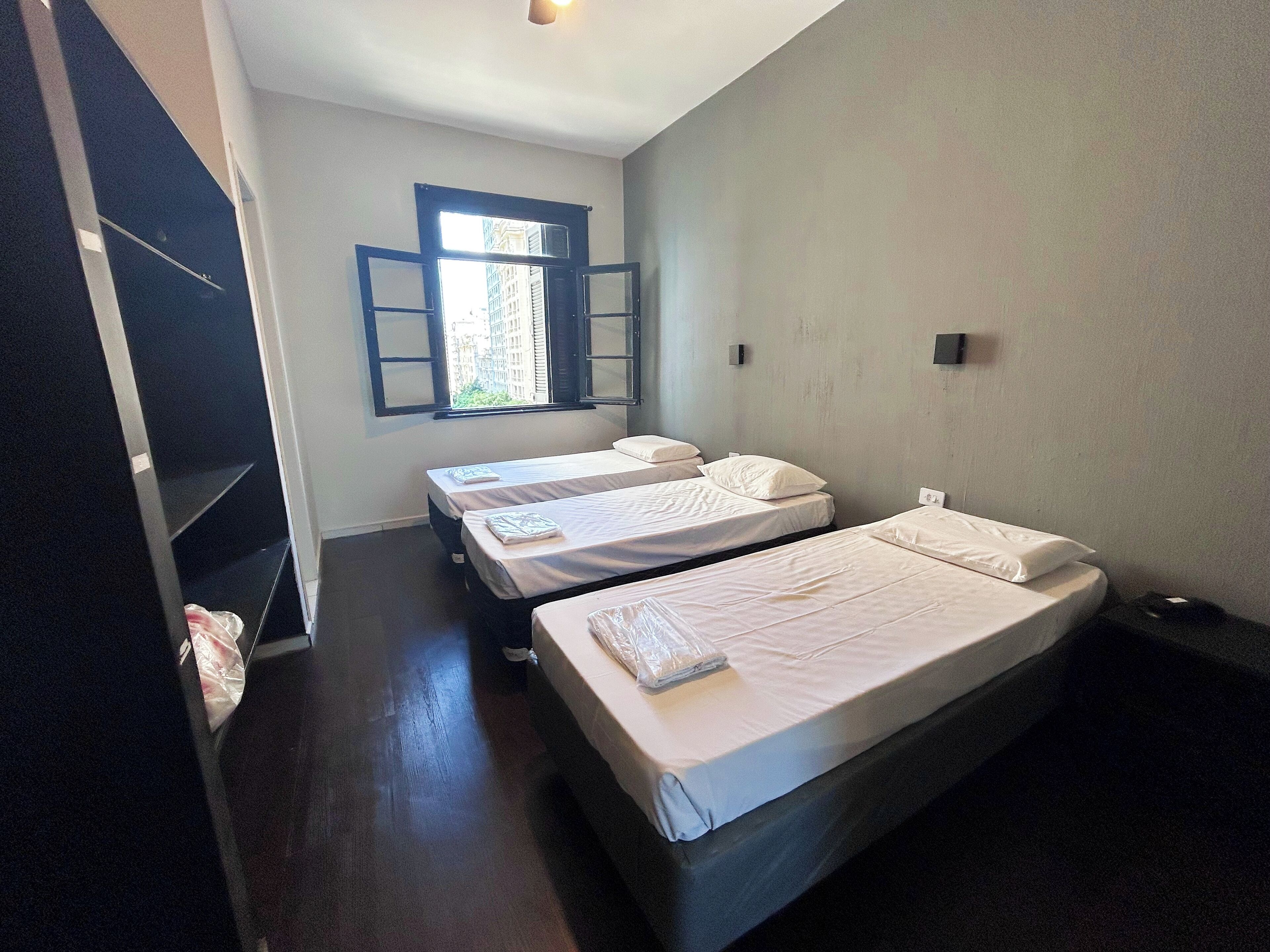 Habitación triple estándar | Espacio para trabajar con laptop, wifi gratis y ropa de cama 