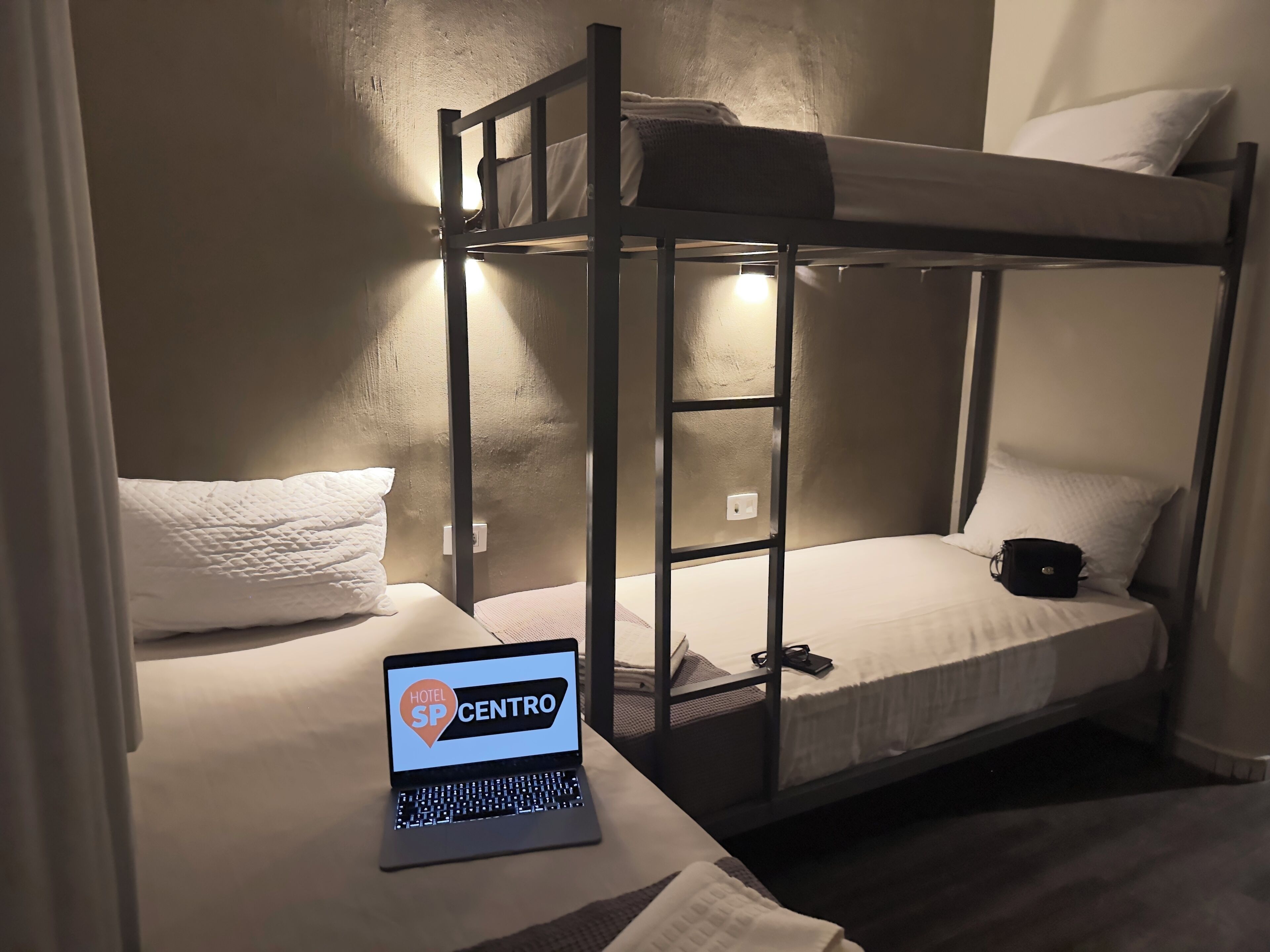 مساحة عمل للكمبيوتر المحمول وواي فاي مجانًا وملاءات أسرّة