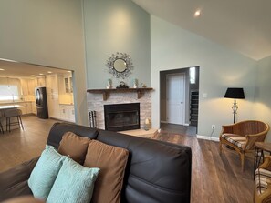 Fernseher, Kamin, Bücher