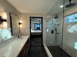 Dusche, Haartrockner, Seife, Shampoo