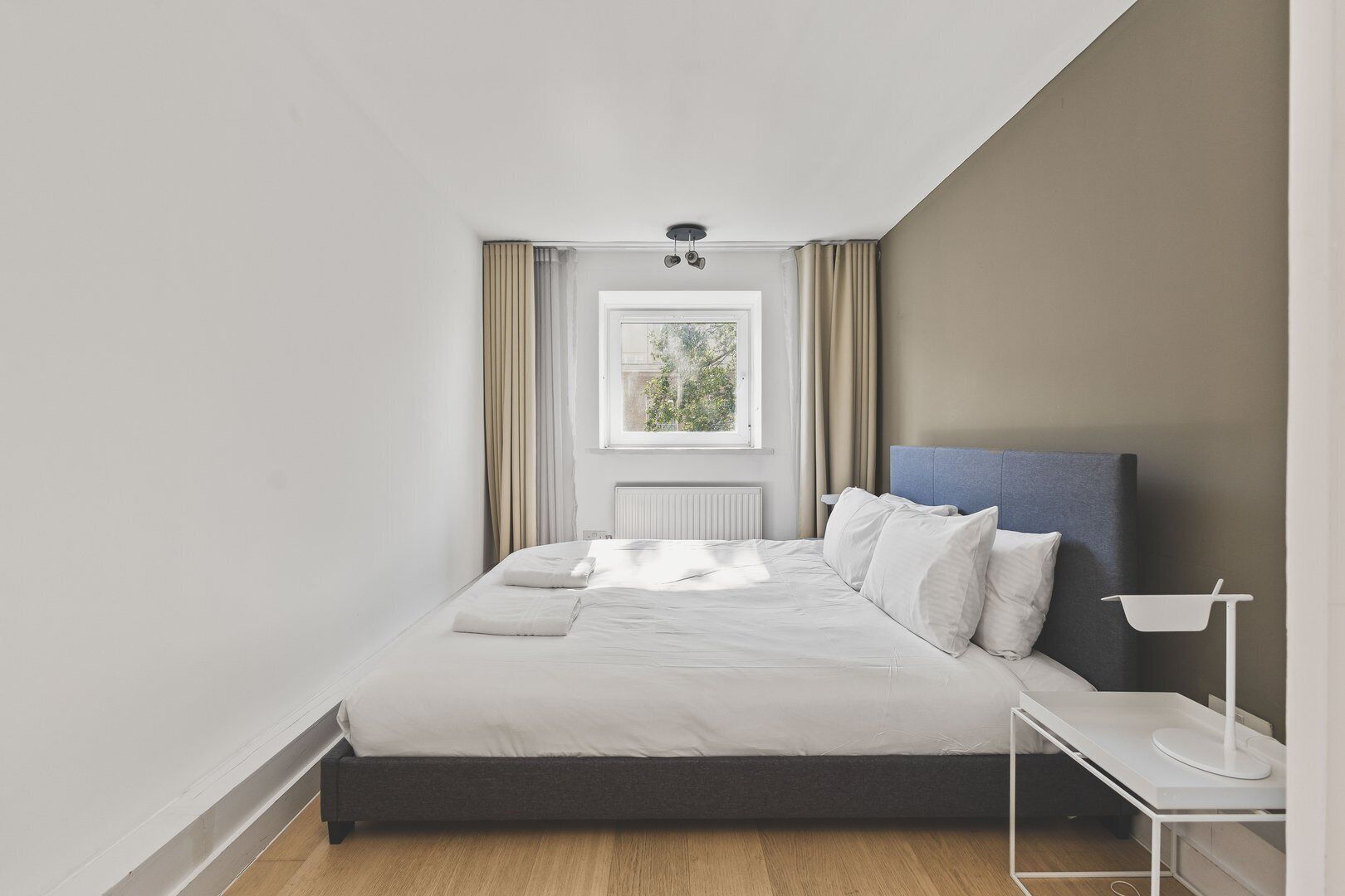 2 quartos, ferros/tábuas de passar roupa