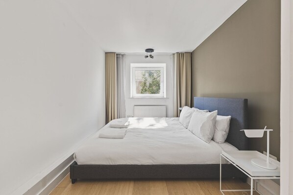 2 habitaciones y tabla de planchar con plancha 