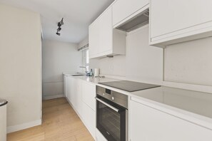 Fridge, oven, dishwasher, coffee/tea maker