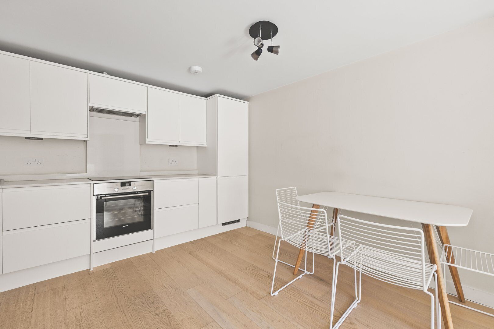 Geladeira, fogão, lava-louças, cafeteira/chaleira