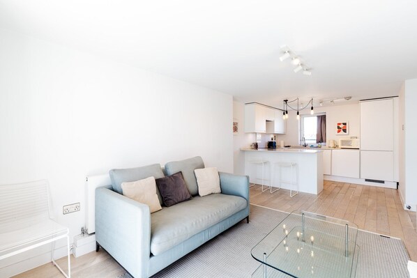 Living area - Simple Belgravia Base Near Transport (London)