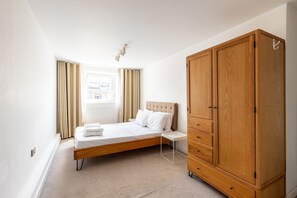 2 chambres, bureau, fer et planche à repasser