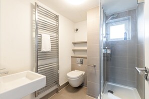 Shower, hair dryer - Simple Belgravia Base Near Transport (London)