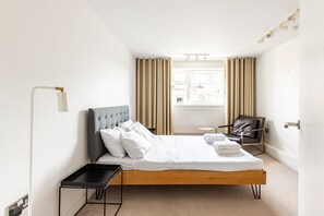 2 bedrooms, desk, iron/ironing board - Simple Belgravia Base Near Transport (London)