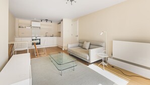 A modern apartment with a kitchen, dining area, and living room. - Convenient 2BR/1BA Flat in Belgravia (London)