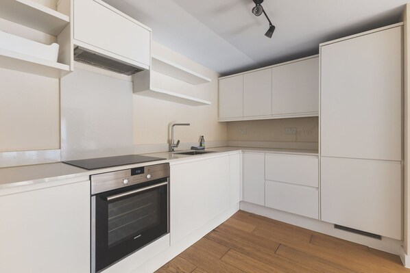 Fridge, oven, dishwasher, coffee/tea maker