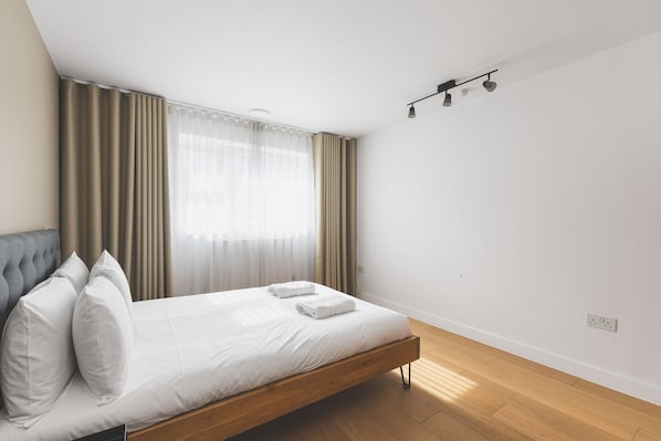 2 habitaciones, escritorio y tabla de planchar con plancha