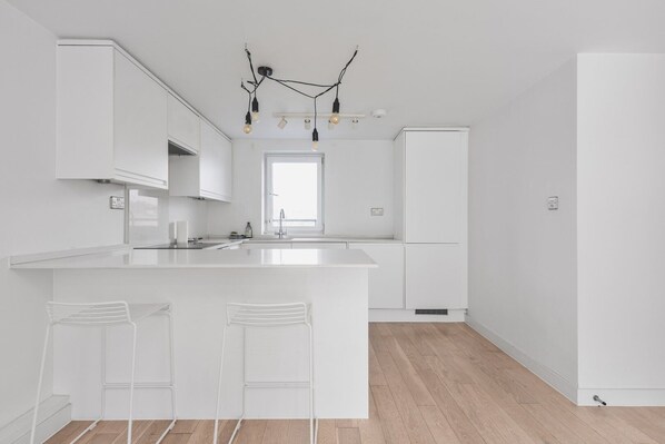 Fridge, oven, dishwasher, coffee/tea maker