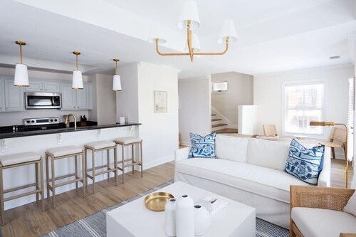 May River Breeze! 3-story Townhouse in Old Town's Promenade