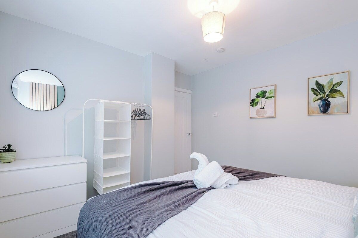 2 bedrooms, iron/ironing board, internet, bed sheets