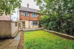 Exterior - 2BR House By Eason Stays Short Lets Wythenshawe (Greater Manchester)