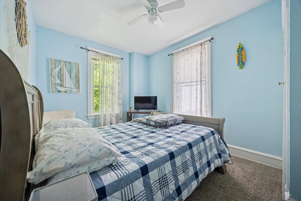 3 bedrooms, iron/ironing board, internet, bed sheets