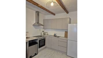 Jääkaappi, mikroaaltouuni, uuni, liesi