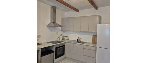 Frigorífico, microondas, horno y placa de cocina