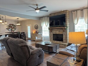 Una Smart TV, una chimenea, libros