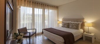 Cozy Troia Stay: Oceanfront, Pool, Tennis and Apartments, Near to Costa Azul!