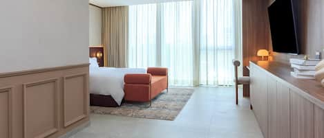 Junior Suite | Premium bedding, down comforters, pillowtop beds, minibar