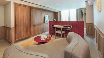 Suite monolocale, terrazzo | Biancheria da letto di alta qualità, copriletto in piuma