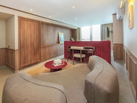 Studiosuite, terrasse | Sengetøy av topp kvalitet, dundyner, senger med overmadrass og minibar