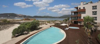 Beach Bliss: Spa, Free Parking, Close to Edge Golf Academy - 3 Apts w/ Kitchens