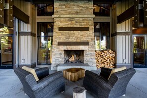 Property grounds - Seaside 2 bdrm monthly rates (Parksville)