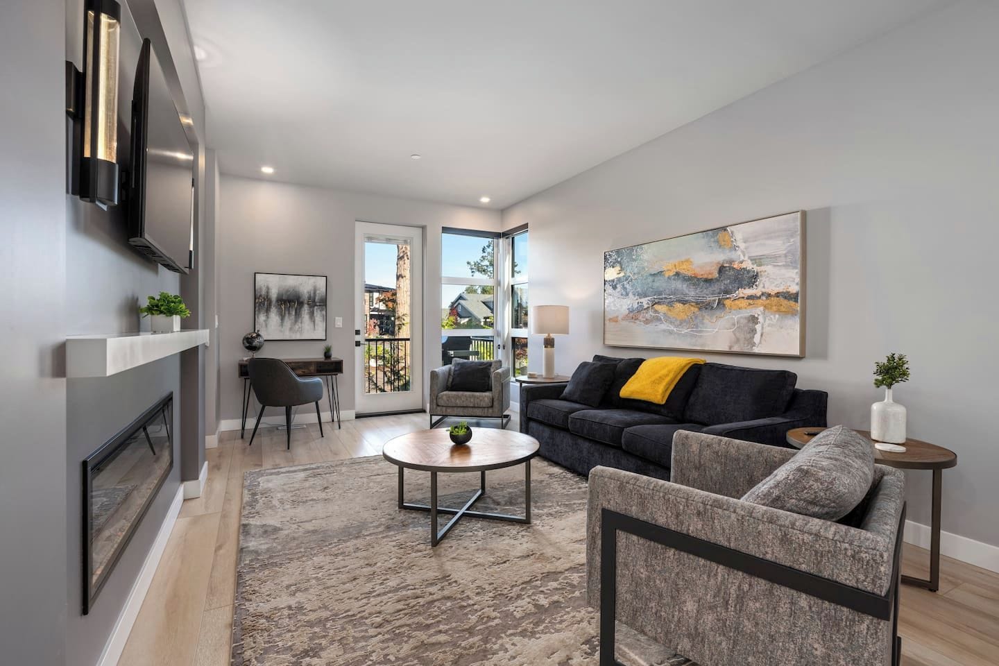 Smart TV, fireplace